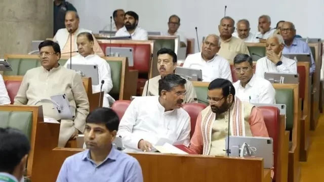 सफाई कर्मियों को पक्का करने पर विधानसभा में हंगामा, कृष्ण बेदी ने दी चुनौती- 2 साल में पक्का करने वाली नीति दिखाओ